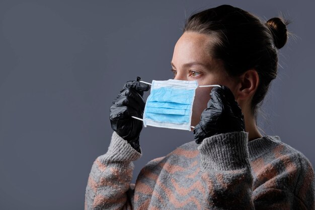 Foto retrato de una mujer joven contra un fondo azul