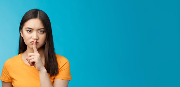 Retrato de una mujer joven contra un fondo azul