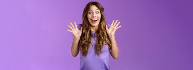 Foto retrato de una mujer joven contra un fondo azul