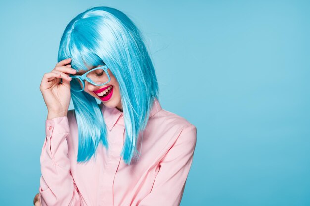 Foto retrato de una mujer joven contra un fondo azul