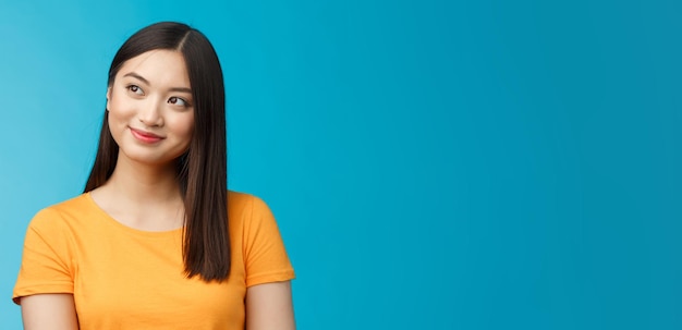 Foto retrato de una mujer joven contra un fondo azul