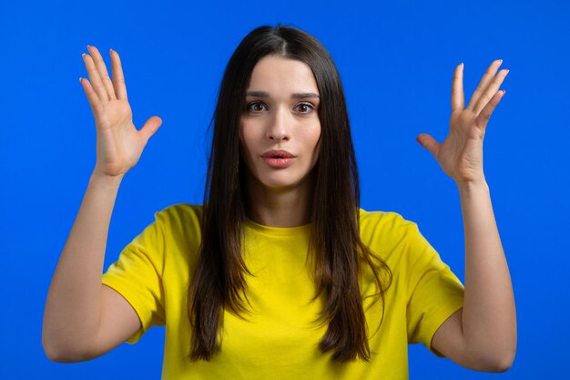 Foto retrato de una mujer joven contra un fondo azul