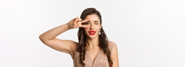 Foto retrato de una mujer joven contra un fondo blanco