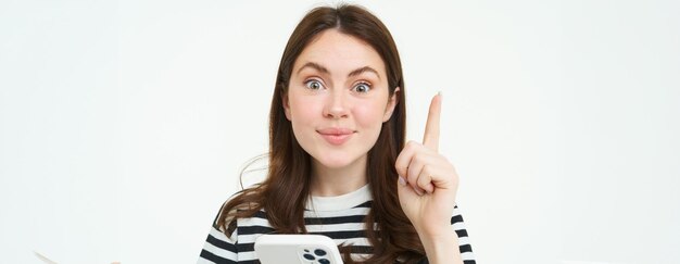 Foto retrato de una mujer joven contra un fondo blanco