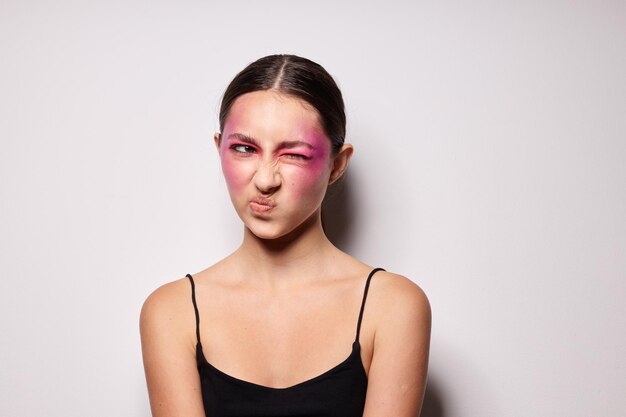 Foto retrato de una mujer joven contra un fondo blanco