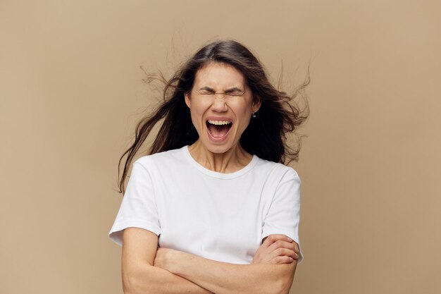 Retrato de una mujer joven contra un fondo blanco