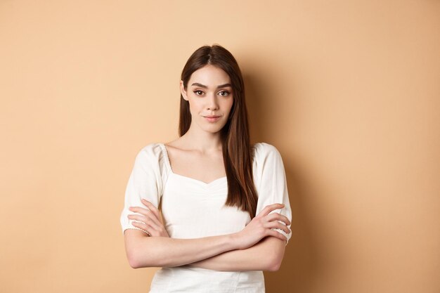 Foto retrato de una mujer joven contra un fondo blanco