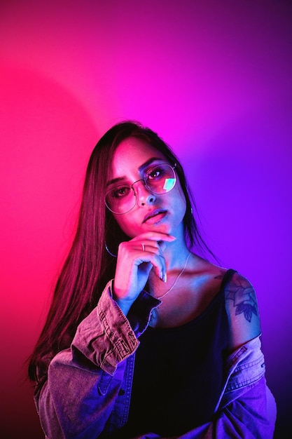 Retrato de una mujer joven contra un fondo iluminado