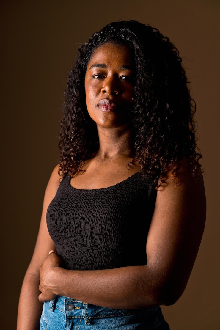 Foto retrato de una mujer joven contra un fondo negro