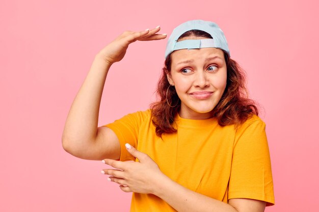 Foto retrato de una mujer joven contra un fondo rosado