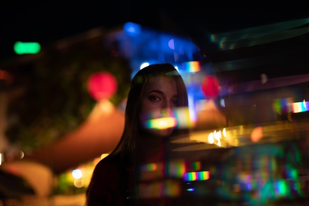 Foto retrato de una mujer joven contra luces iluminadas por la noche
