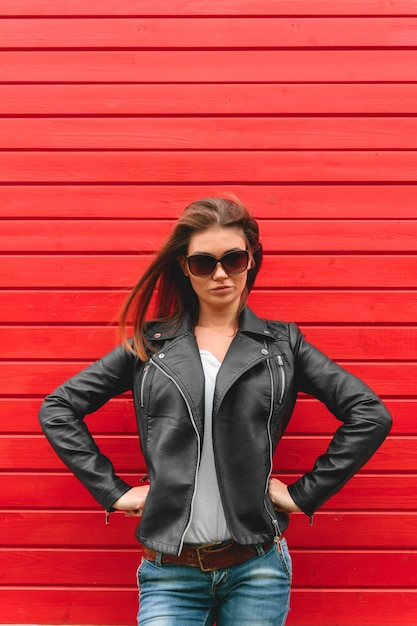 Retrato de una mujer joven contra una pared roja