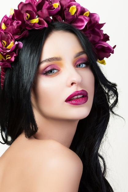 Retrato de una mujer joven con una corona de flores en el pelo