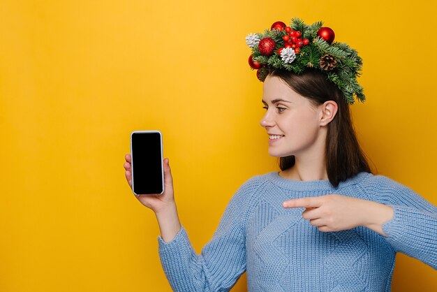 Retrato de mujer joven en corona de Navidad