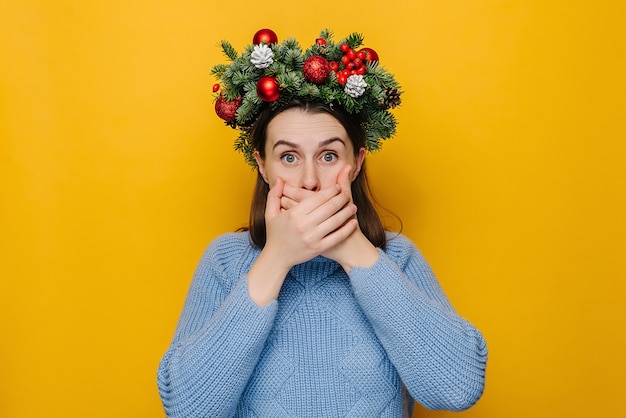 Retrato de mujer joven en corona de Navidad