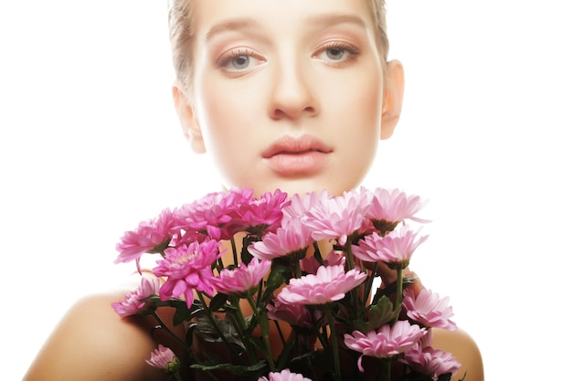 Retrato de mujer joven con crisantemo rosa