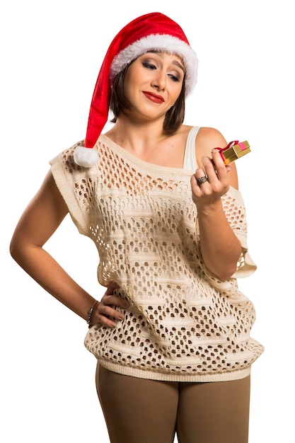 Retrato de mujer joven decepcionada con regalo de Navidad en fondo blanco.