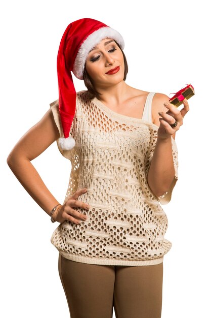 Retrato de mujer joven decepcionada con regalo de Navidad en fondo blanco.