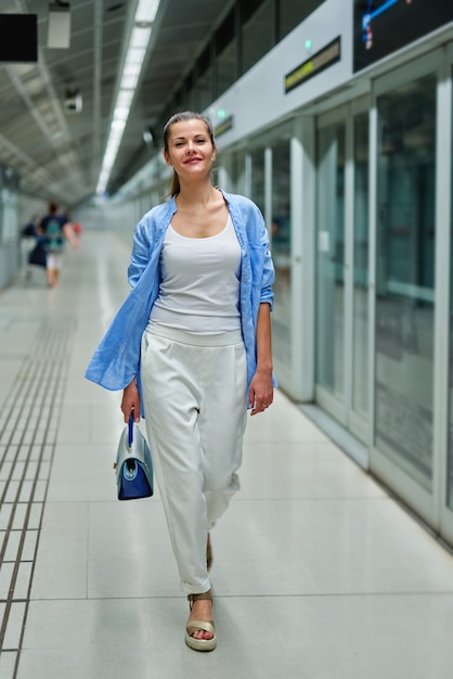 Retrato de mujer joven dentro del metro del metro.