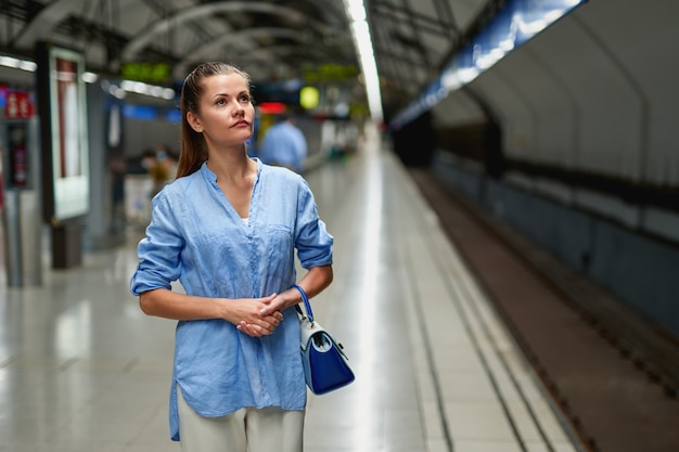 Retrato de mujer joven dentro del metro del metro.