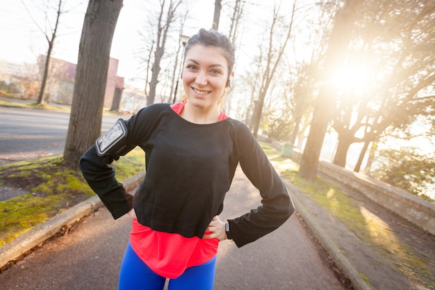 Retrato de mujer joven deportivo en el parque