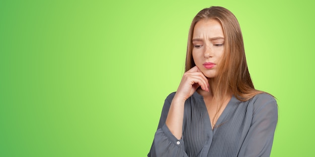 Retrato de mujer joven deprimida triste