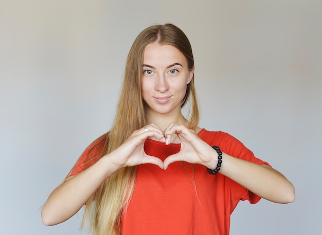 retrato de una mujer joven para el día de san valentín