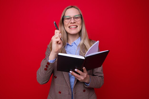 retrato, de, un, mujer joven, con, un, diario, y, un, pluma