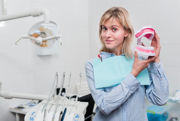 Retrato de mujer joven con dientes de juguete