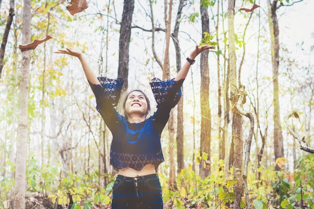 Foto retrato de mujer joven disfrutar de natural en el bosque en el campo