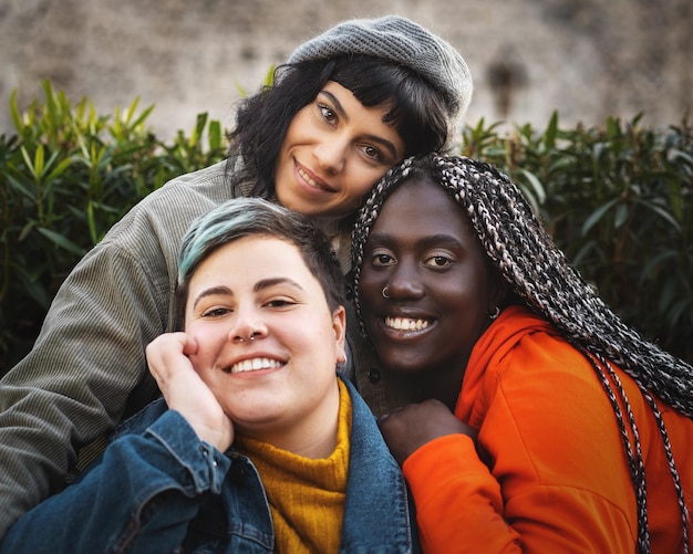 Retrato de mujer joven diversa multirracial sonriendo y mirando a la cámara