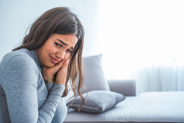 Foto retrato de mujer joven con dolor de muelas