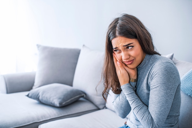 Retrato de mujer joven con dolor de muelas