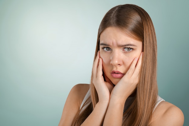 Retrato de mujer joven con dolor de muelas