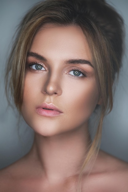 Retrato de mujer joven e impresionante con un maquillaje natural