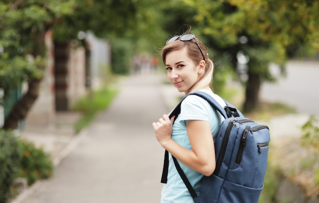 Retrato de mujer joven y elegante caminando por la calle