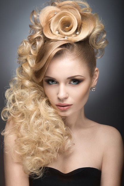 Foto retrato de una mujer joven con elegante peinado