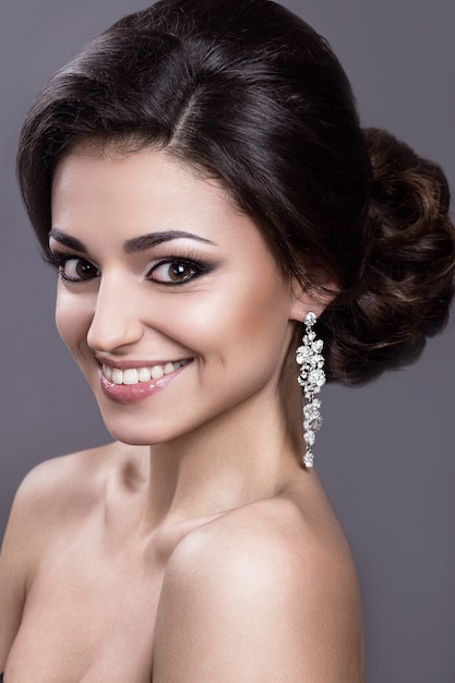 Retrato de una mujer joven con elegante peinado