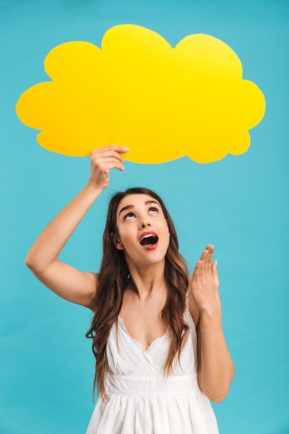 Foto retrato de una mujer joven emocionada en vestido de verano