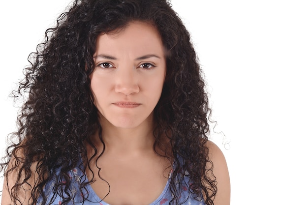 Retrato de mujer joven enojada