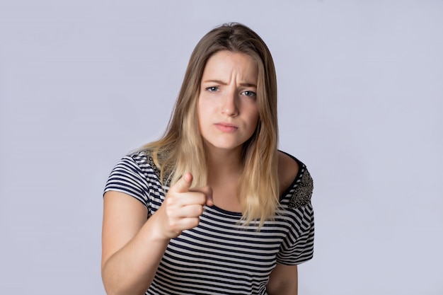 Retrato de mujer joven enojada