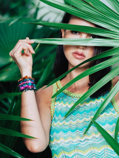 Foto retrato de una mujer joven en un entorno tropical