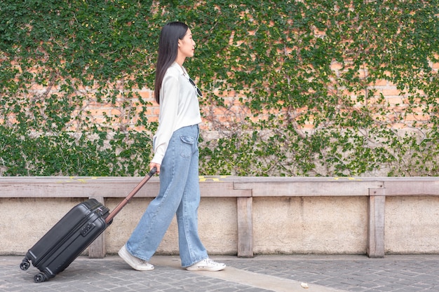 retrato, mujer joven, con, equipaje