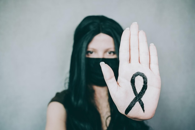 Foto retrato de una mujer joven escondiendo la cara