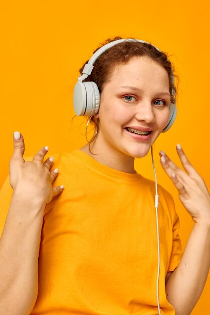 Foto retrato de una mujer joven escuchando música en auriculares estilo de vida juvenil inalterado