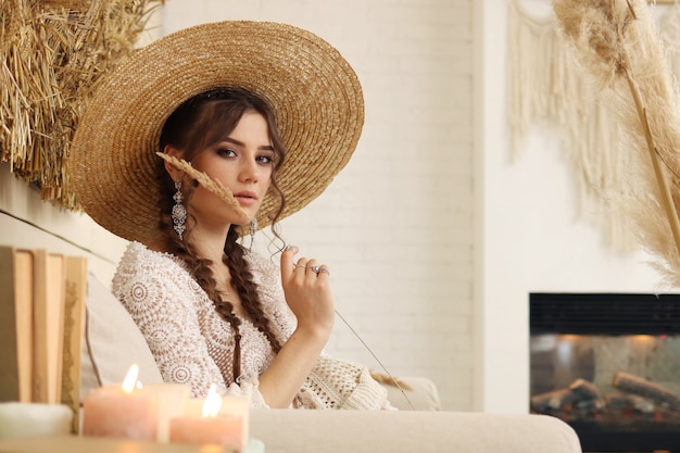 Retrato de una mujer joven en estilo boho