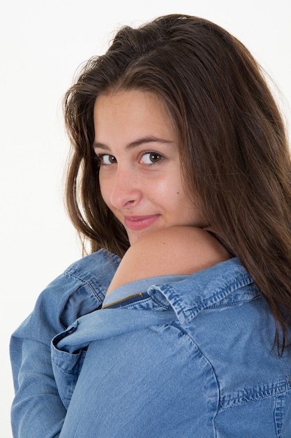 Retrato de mujer joven estilo casual aislado