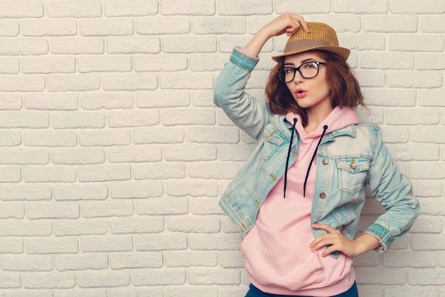 Foto retrato de mujer joven con estilo hipster