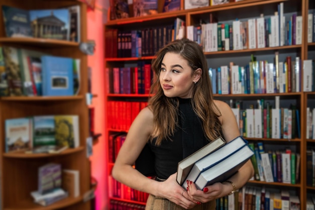 retrato, de, mujer joven, estudiante, en, biblioteca