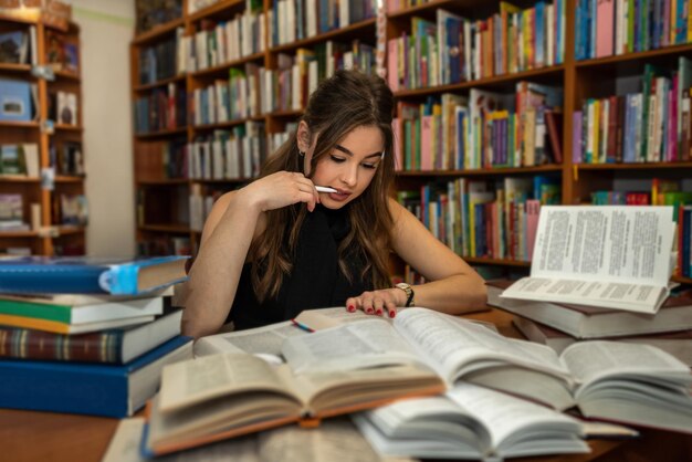 Retrato de mujer joven estudiante en educación bibliotecaria aprender concepto